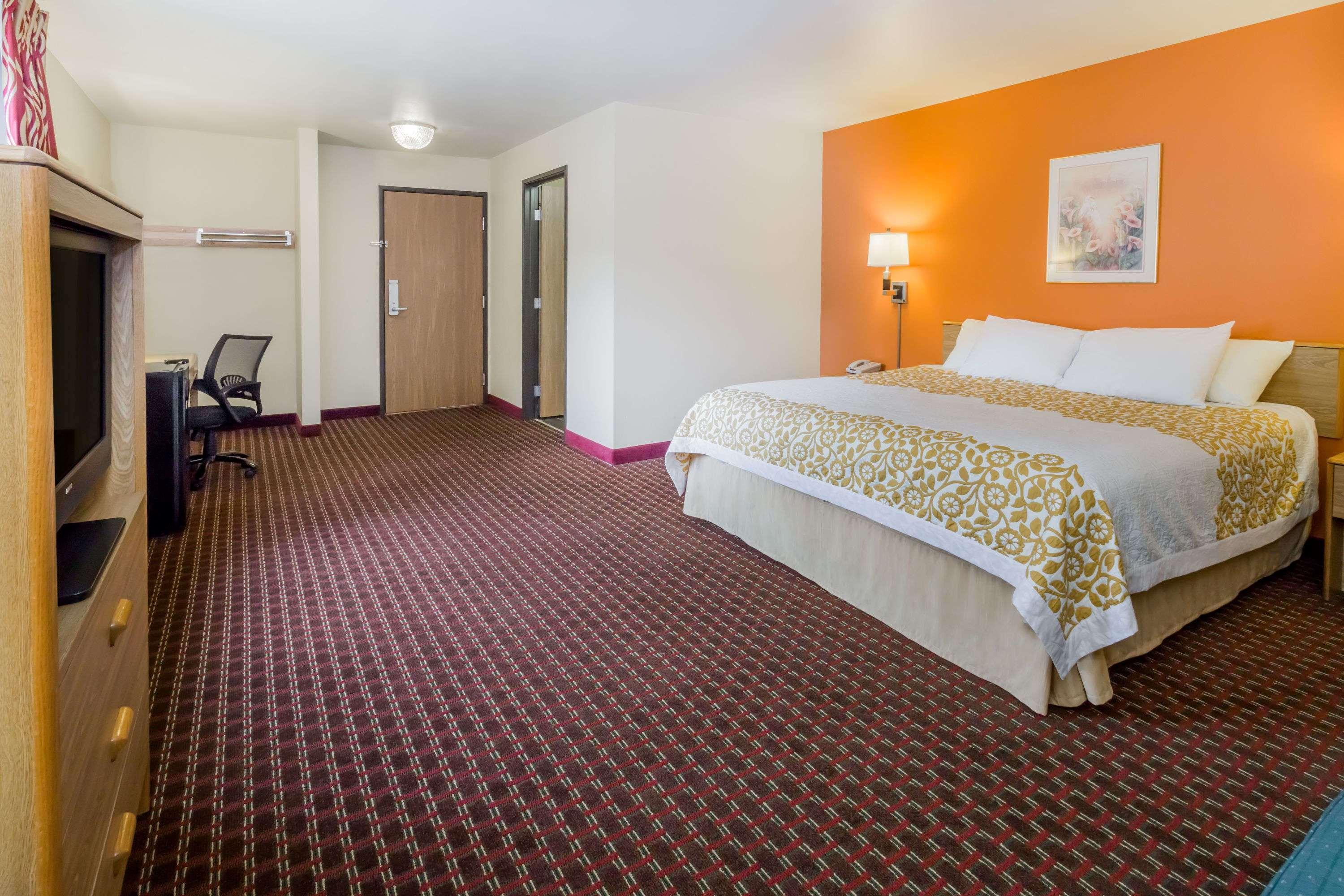 Days Inn By Wyndham Stoughton Wi. Exterior foto